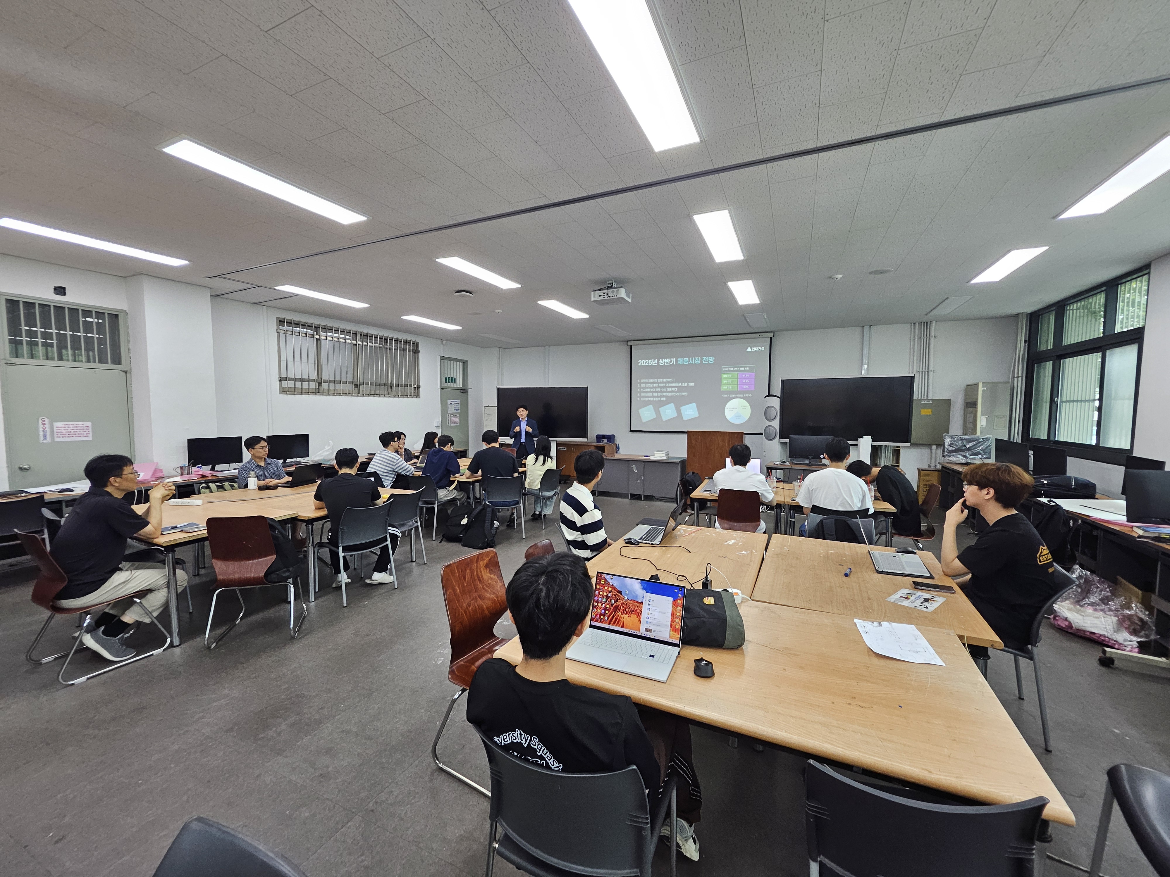 20250610_131941.jpg 서울시립대학교 건축공학과와 현대건설 기술교육원 진로특강 및 취업완성 아카데미 설명회 개최