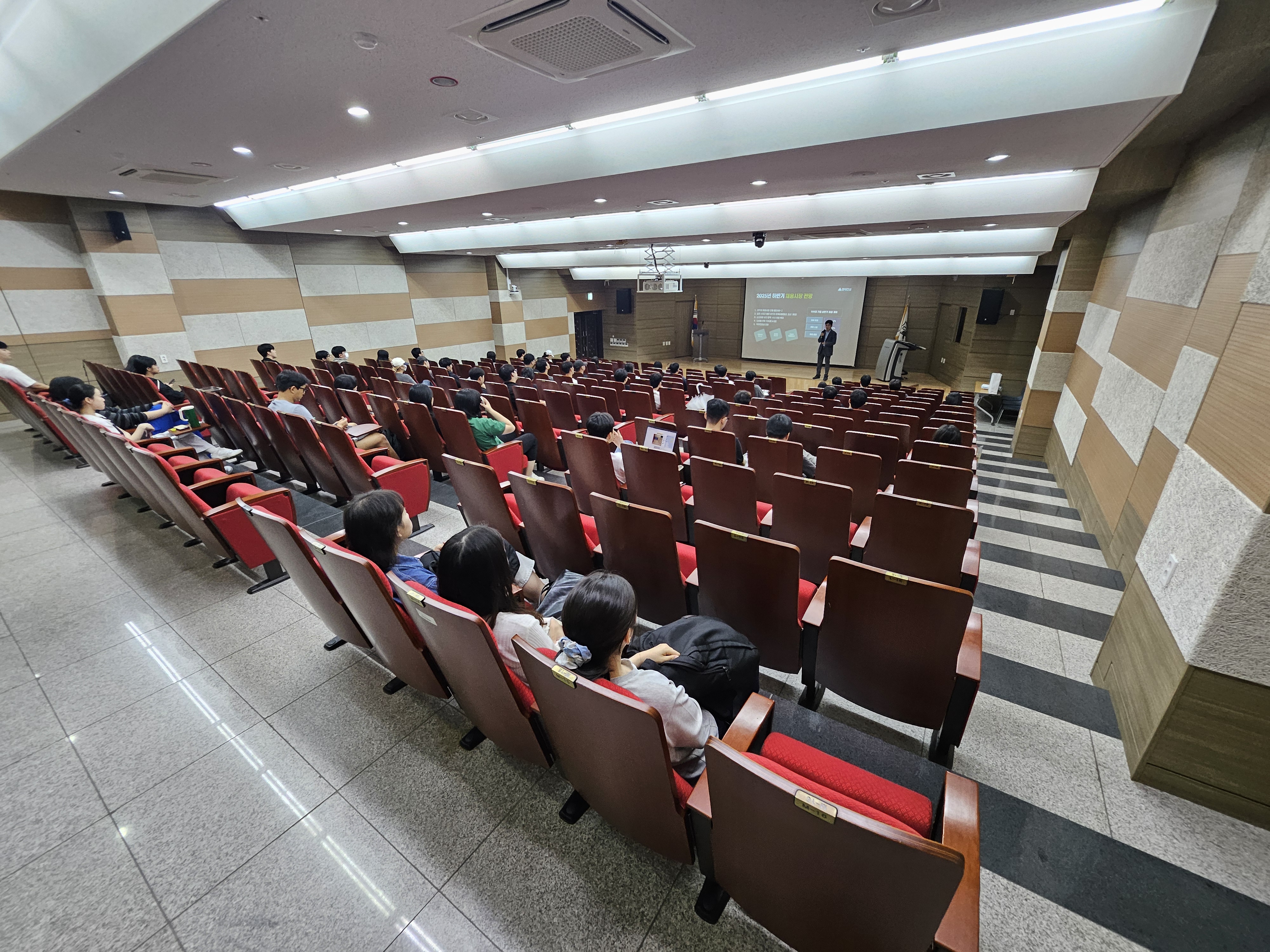 경남대학교 취업처 취업박람회에서 현대건설 기술교육원 진로특강 및 취업완성 아카데미 설명회 참여