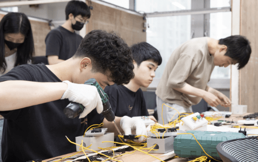 전기설비시공실무 과정 교육생이 시퀀스회로를 작업하는 실습입니다.