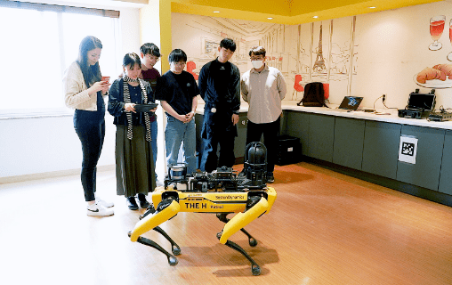 스마트시티과정 교육생과 기술연구원 사내 강사와 함께 로봇개 스팟을 직접 조정하는 실습입니다.